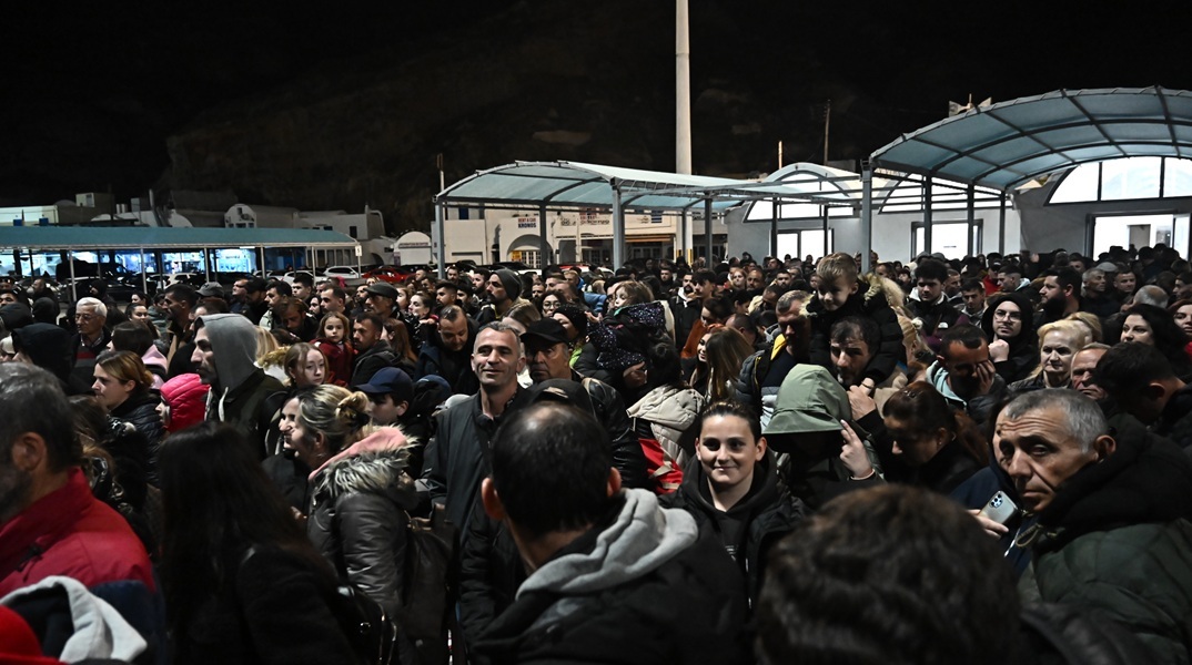 Σαντορίνη: Τουλάχιστον 6.000 άνθρωποι εγκατέλειψαν το νησί - Σεισμός 5 Ρίχτερ τα ξημερώματα