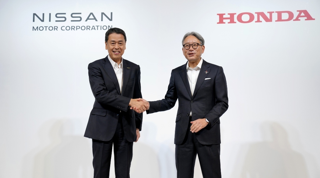 Ο CEO της Nissan Makoto Uchida με τον CEO της Honda, Toshihiro Mibe