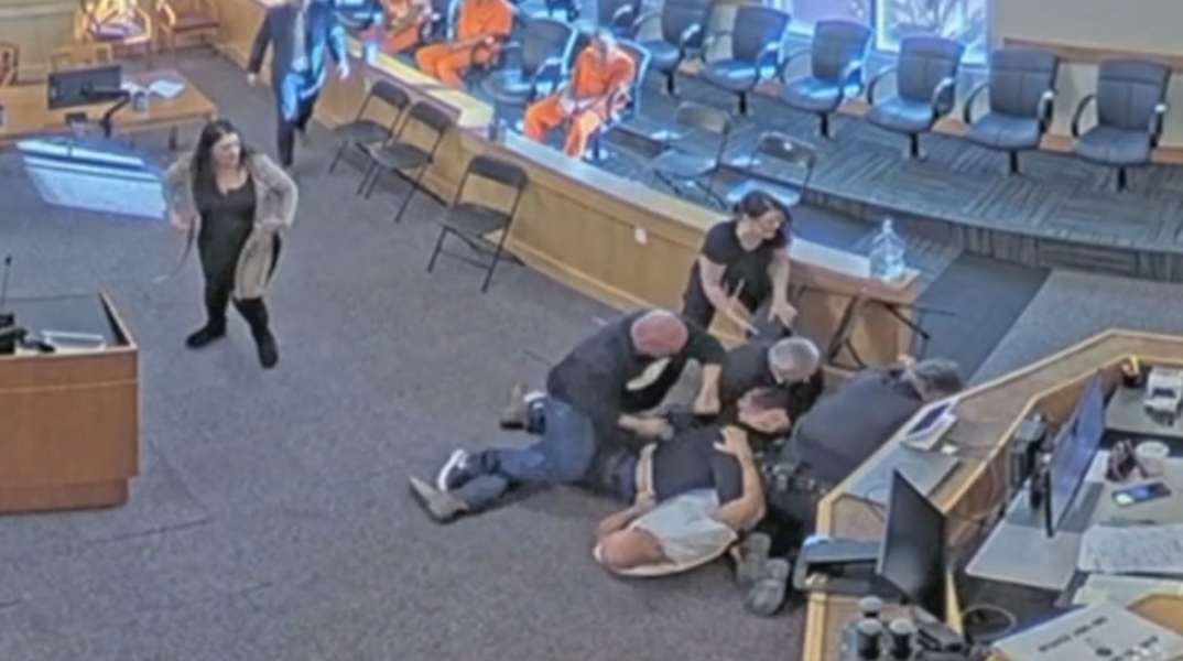 δικαστηριο, κοσμος παλευει