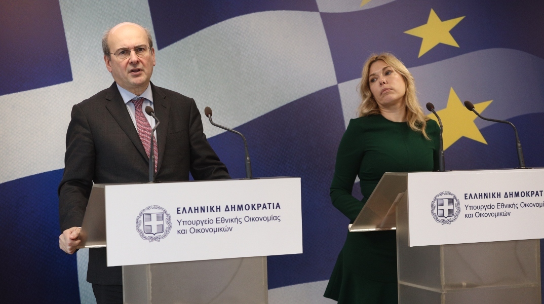 Ο Υπ. Οικονομίας, Κωστής Χατζηδάκης με τη Γενική Γραμματέα Διαχείρισης Ιδιωτικού Χρέους, Θεώνη Αλαμπάση