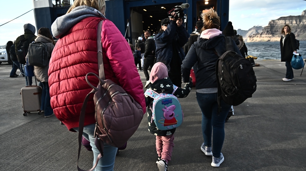 επιβατες μπαινουν σε πλοιο, λιμανι