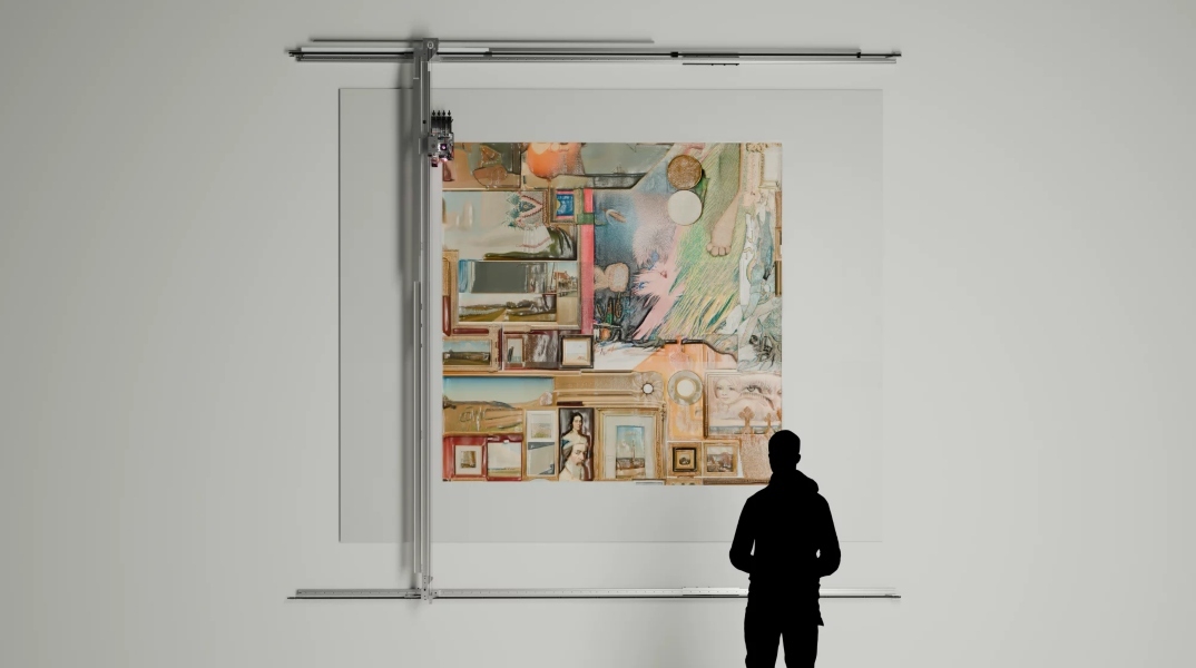 επισκεπτης σε εκθεση κοιταει πινακα