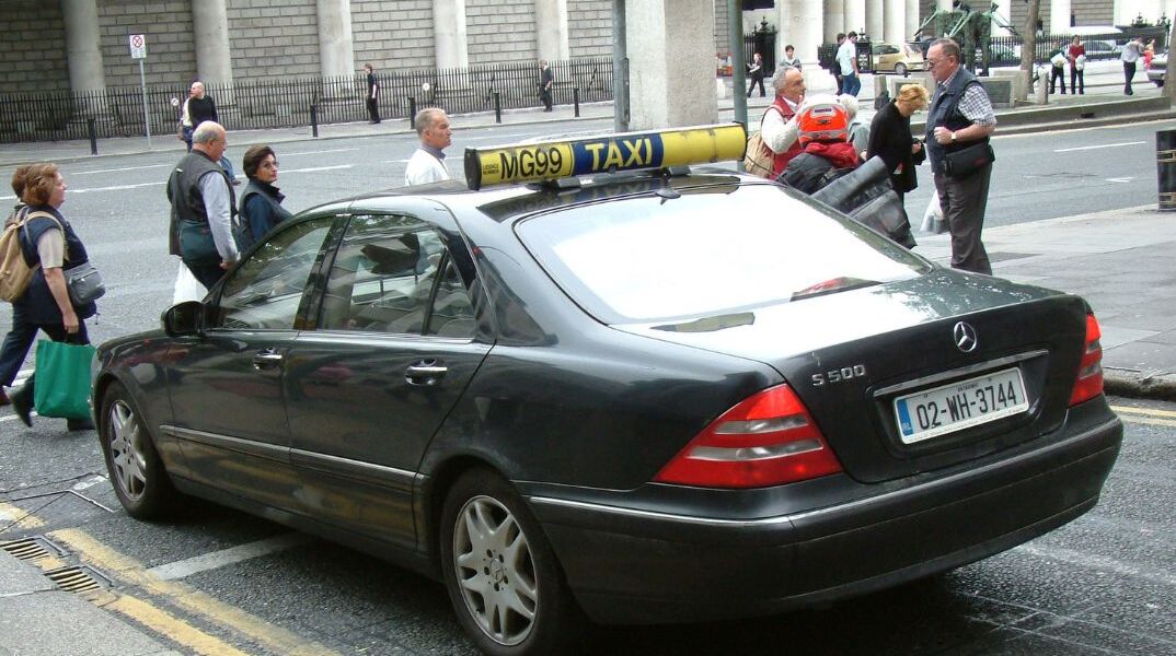 Ryanair: Το αφεντικό της έχει και εταιρεία ταξί με ένα όχημα για να μπαίνει στις...λεωφορείολωρίδες 