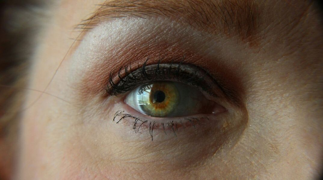Φακοί επαφής: To συχνό λάθος που οδήγησε μια γυναίκα σε τύφλωση 