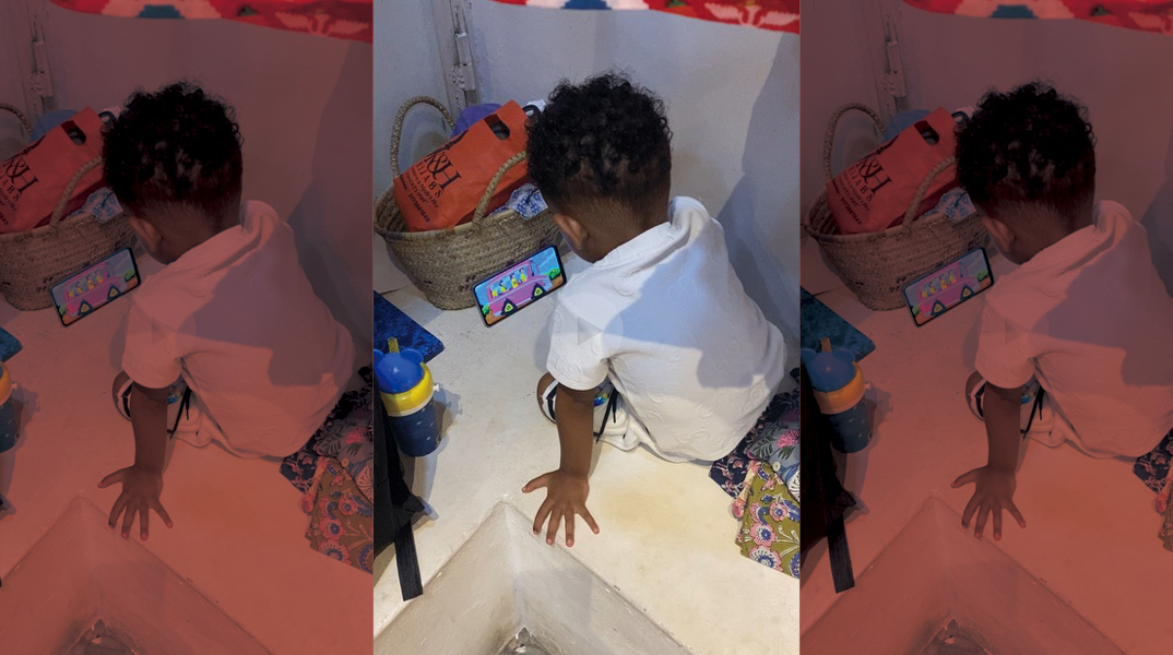 Ένα τρισχαριτωμένο μαύρο μωρό ηρεμεί μόνο όταν σερφάρει με το παχουλό του χεράκι στο ΥouTube. 