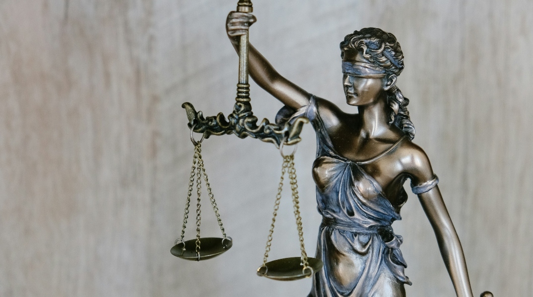 Ποιος εμπιστεύεται τη Δικαιοσύνη;