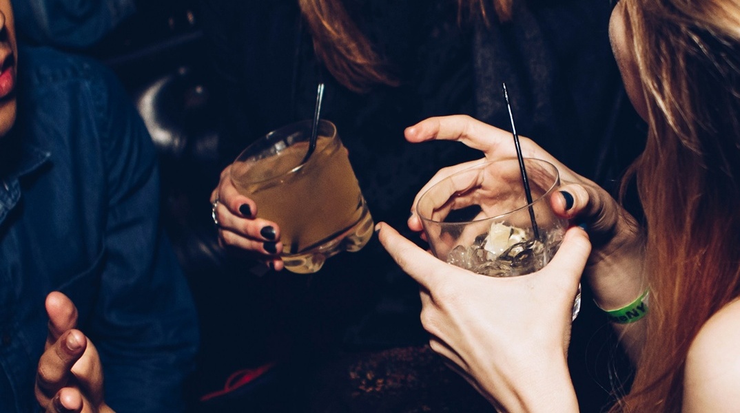 Νεαρά άτομα πίνουν σε μπαρ