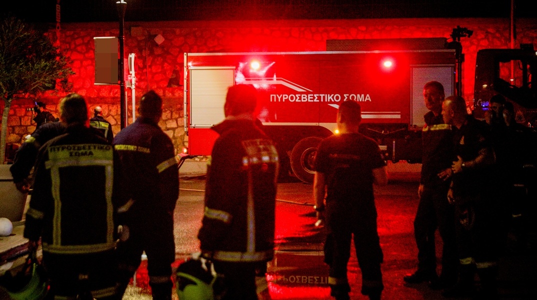 Πυροσβέστες και όχημα πυροσβεστικής