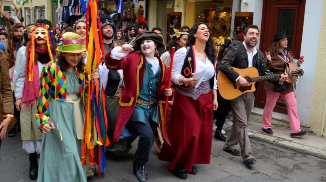 Καρναβαλιστές στους δρόμους της Αθήνας