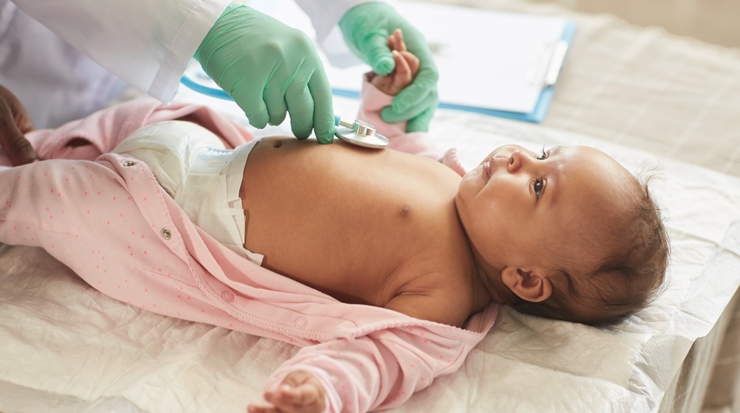 Μωράκι που εξετάζεται από παιδίατρο