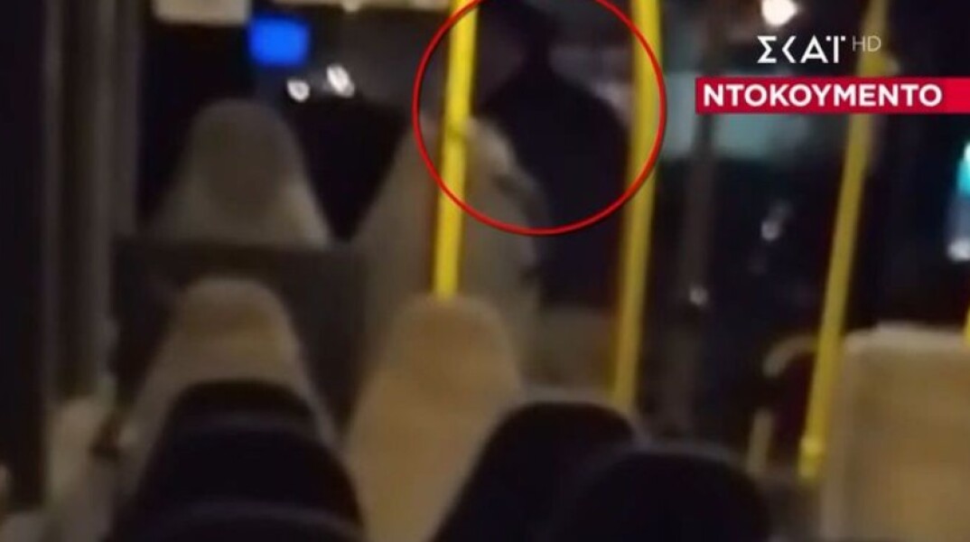 Μενίδι: Επιβάτης καταγγέλλει ότι ανήλικος πήρε το τιμόνι σε λεωφορείο του ΟΑΣΑ