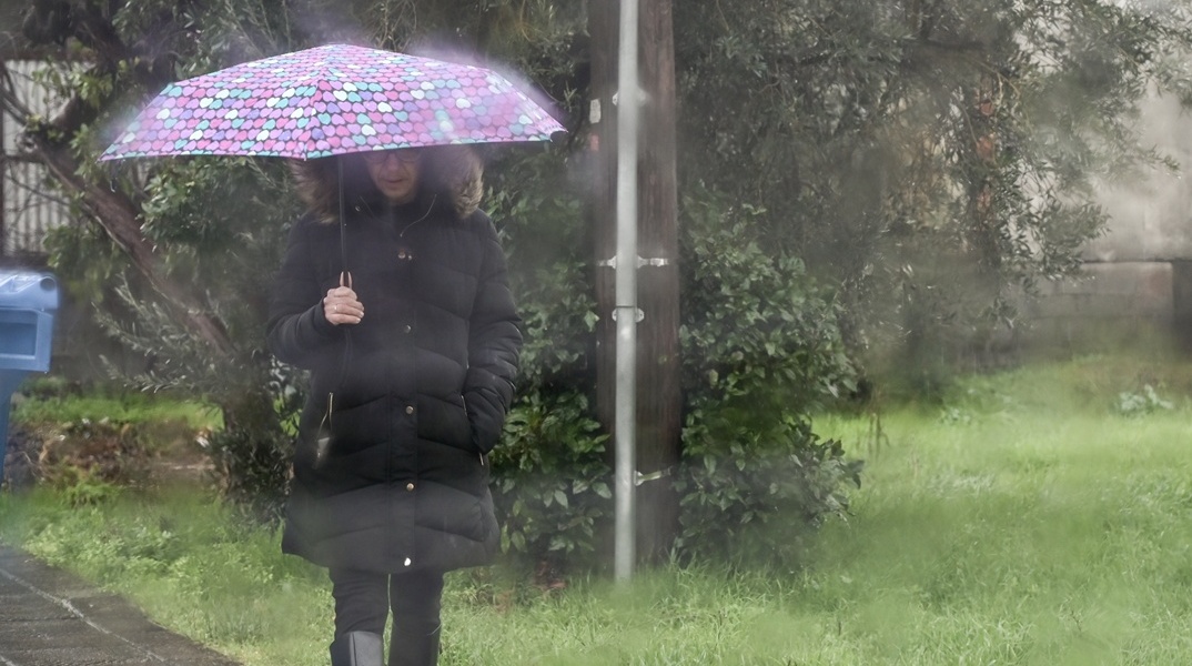 Γυναίκα κρατά ομπρέλα