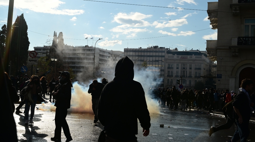 διαδηλωτες, χημικά, Συνταγμα