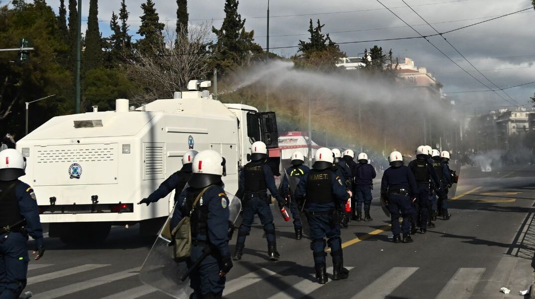 Συγκεντρώσεις για τα Τέμπη: Νέα ένταση στο Σύνταγμα - Απομακρύνουν διαδηλωτές προς τα Προπύλαια