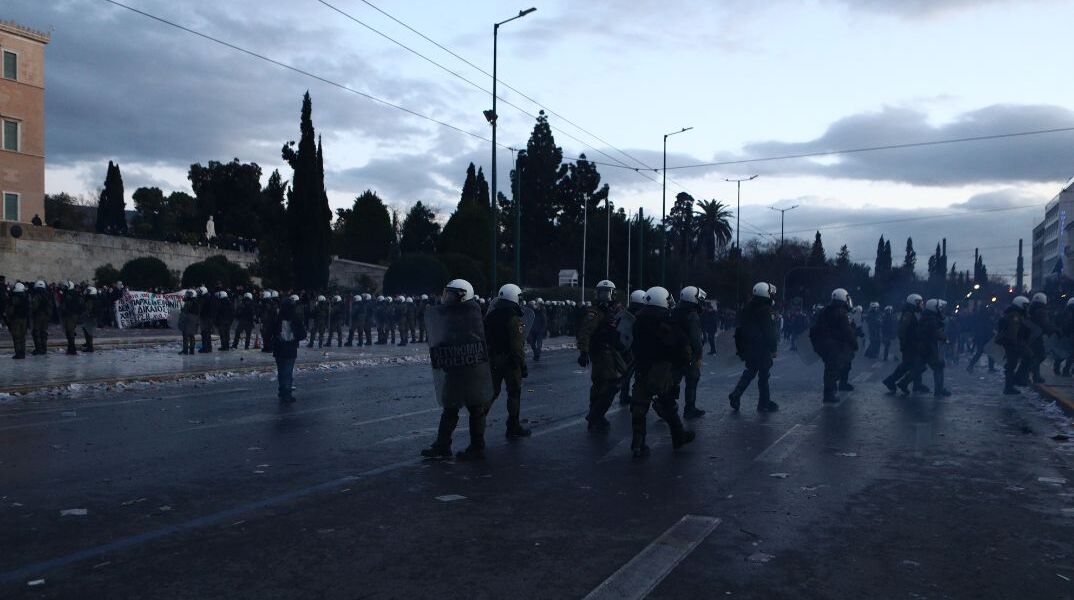 ΕΠΕΙΣΟΔΙΑ ΜΕΤΑ ΤΟ ΤΕΛΟΣ ΤΗΣ ΑΠΕΡΓΙΑΚΗΣ ΣΥΓΚΕΝΤΡΩΣΗΣ ΣΤΗΝ ΑΘΗΝΑ ΓΙΑ ΤΗΝ ΣΥΜΠΛΗΡΩΣΗ ΔΥΟ ΧΡΟΝΩΝ ΑΠΟ ΤΟ ΣΙΔΗΡΟΔΡΟΜΙΚΟ ΔΥΣΤΥΧΗΜΑ ΤΩΝ ΤΕΜΠΩΝ (ΜΙΧΑΛΗΣ ΚΑΡΑΓΙΑΝΝΗΣ/EUROKINISSI)