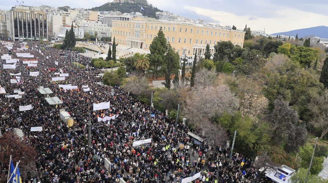 ΑΠΕΡΓΙΑΚΗ ΣΥΓΚΕΝΤΡΩΣΗ ΣΤΗΝ ΑΘΗΝΑ ΓΙΑ ΤΗΝ ΣΥΜΠΛΗΡΩΣΗ ΔΥΟ ΧΡΟΝΩΝ ΑΠΟ ΤΟ ΣΙΔΗΡΟΔΡΟΜΙΚΟ ΔΥΣΤΥΧΗΜΑ ΤΩΝ ΤΕΜΠΩΝ (ΤΑΤΙΑΝΑ ΜΠΟΛΑΡΗ/EUROKINISSI)