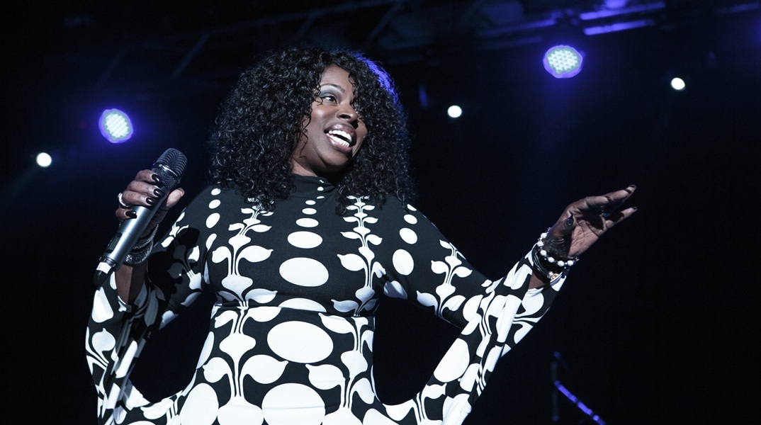 Πέθανε η θρυλική τραγουδίστρια της R&B/Soul Angie Stone