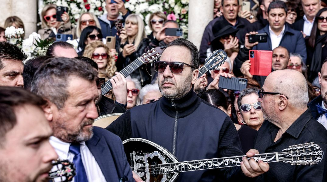 Μανώλης Λιδάκης: Συγκίνηση στο «ύστατο χαίρε» - Τον αποχαιρέτησαν με το «Άστρα μη με μαλώνετε»