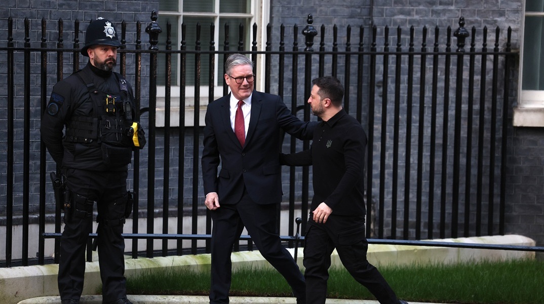 O Ζελένσκι έφτασε στο Λονδίνο - Θερμή υποδοχή από Στάρμερ ενόψει της ευρωπαϊκής συνόδου κορυφής