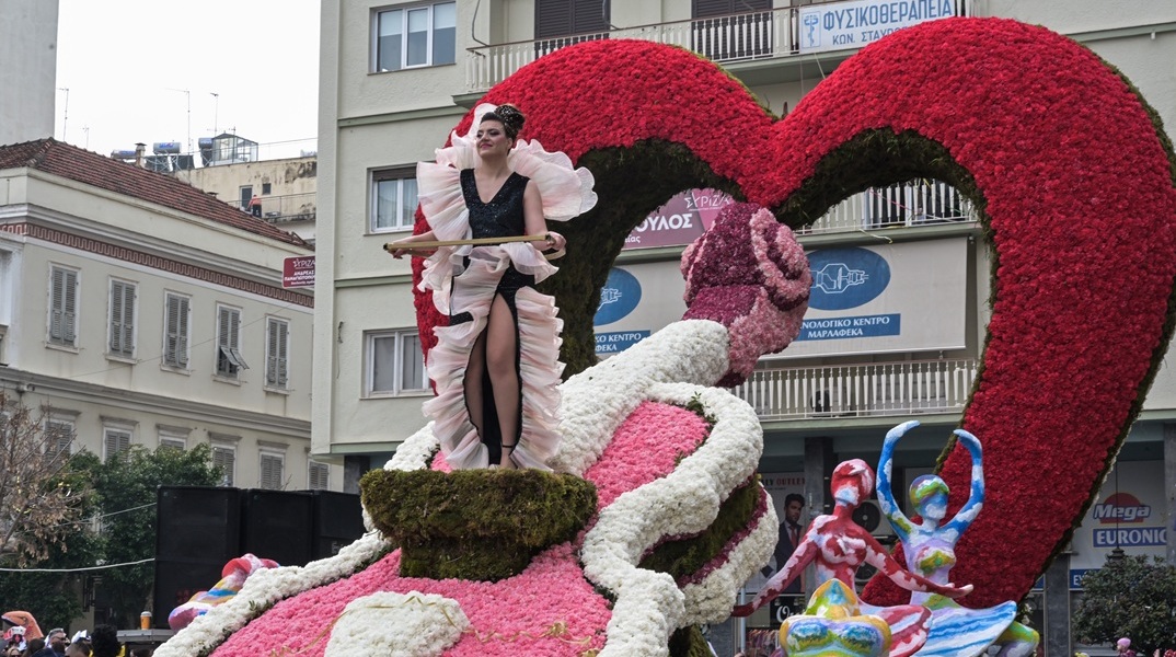 Πατρινό Καρναβάλι 2025: Κέφι, μουσική, εντυπωσιακά άρματα και χιλιάδες κόσμου στην παρέλαση