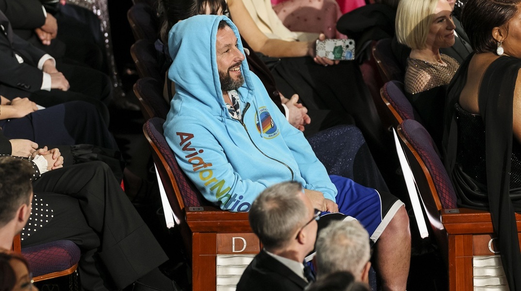 Όσκαρ 2025: Με φούτερ και σορτς «έσκασε» στην απονομή ο Άνταμ Σάντλερ 