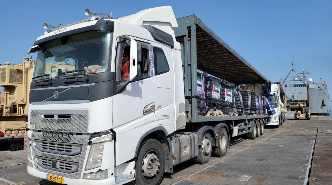 Φορτηγά με ανθρωπιστική βοήθεια στα σύνορα Αιγύπτου Γάζας