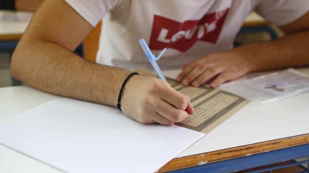 μαθητης γραφει εξετασεις