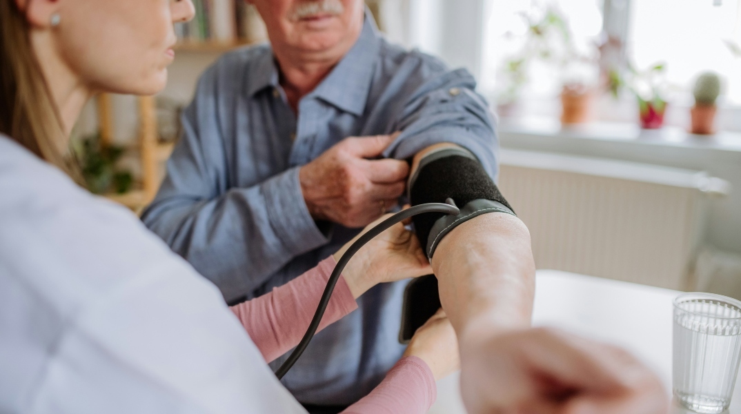 γιατρος παιρνει την πιεση απο ασθενη