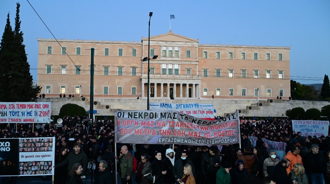 Συγκεντρώσεις για τα Τέμπη: Πλήθος κόσμου στο Σύνταγμα για νέο συλλαλητήριο 