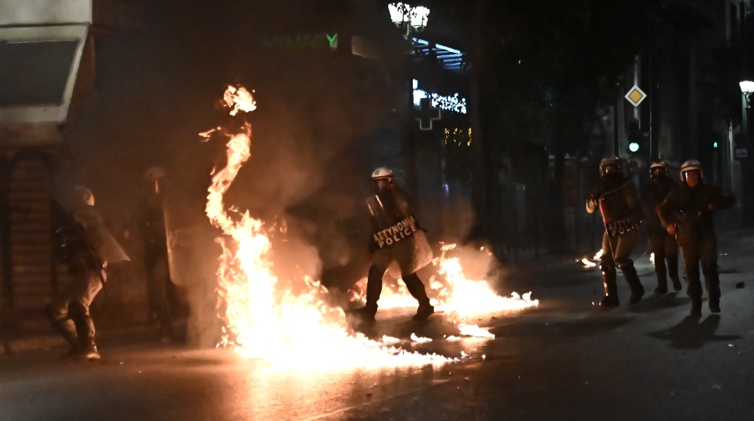 αστυνομικοι, μολοτοφ