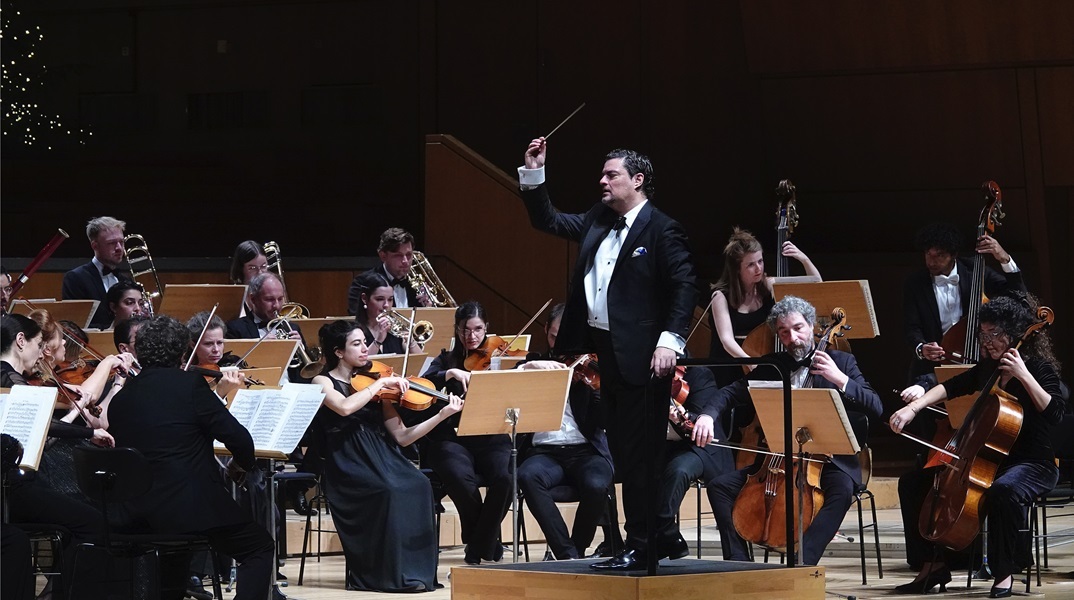 Ο Γιώργος Πέτρου διευθύνει 2 συμφωνικά έργα του Μίκη Θεοδωράκη στο Μέγαρο
