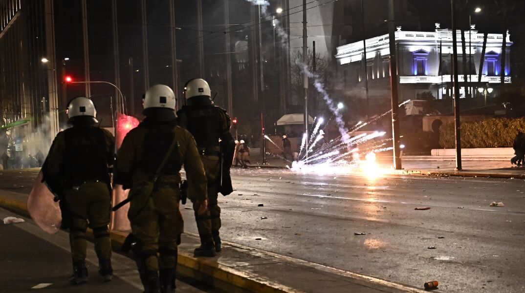 Tέμπη: Επεισόδια στο Σύνταγμα μετά την πορεία -Μολότοφ και κρότου-λάμψης έξω από τη Βουλή