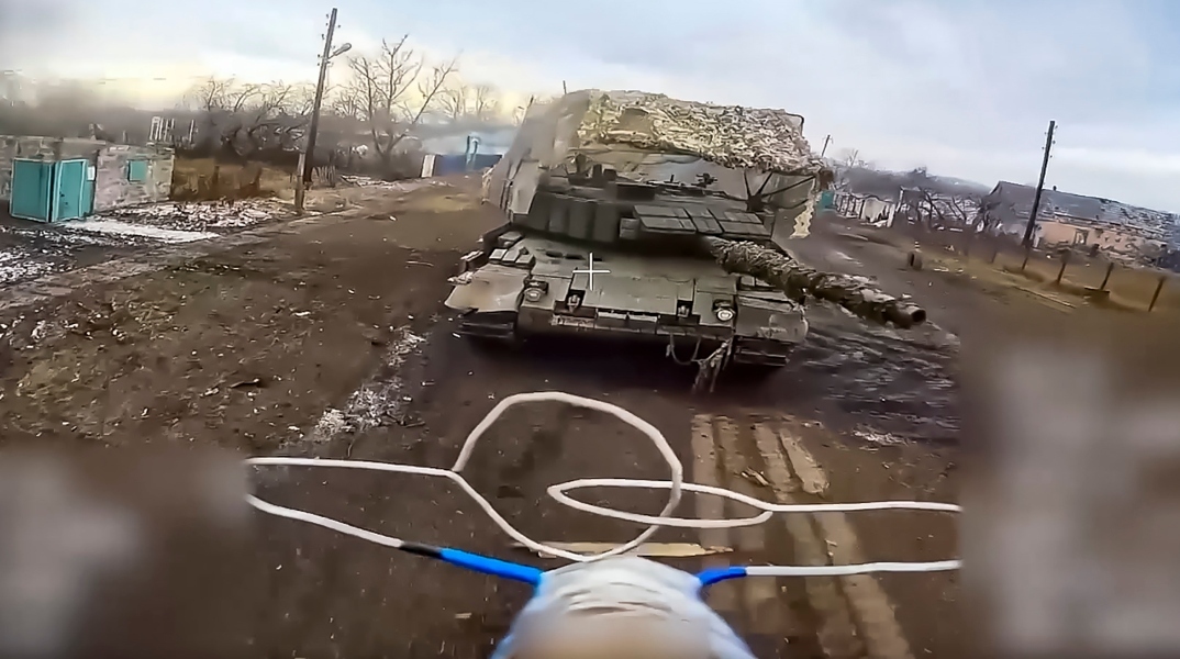 drone επιτιθεται σε αρμα