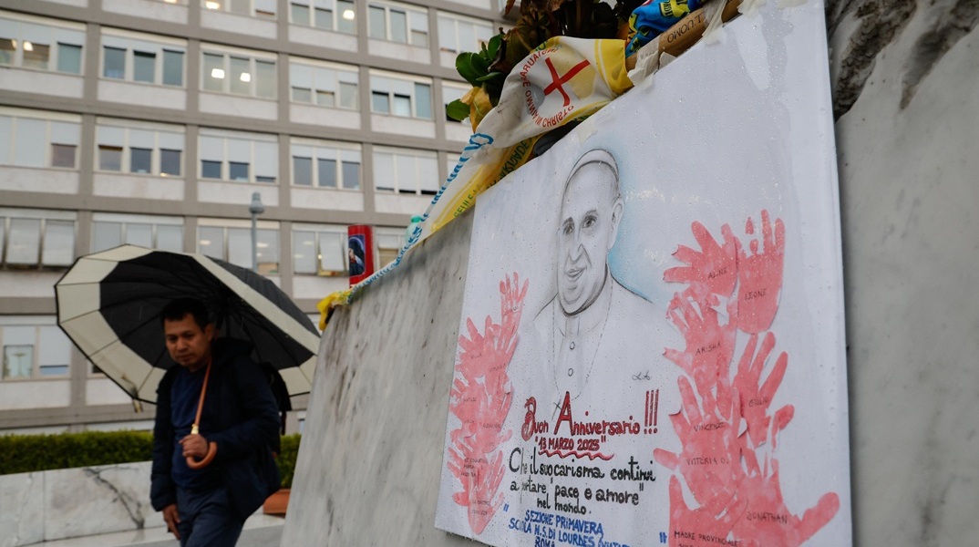 Ακτινογραφία θώρακος επιβεβαίωσε τη βελτίωση της κατάστασης του πάπα Φραγκίσκου