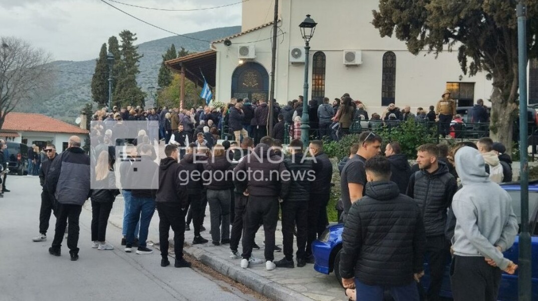 Βόλος: Οδύνη στη κηδεία του νιόπαντρου ζευγαριού - Με μηχανοκίνητη πορεία οι φίλοι τους στην εκκλησία