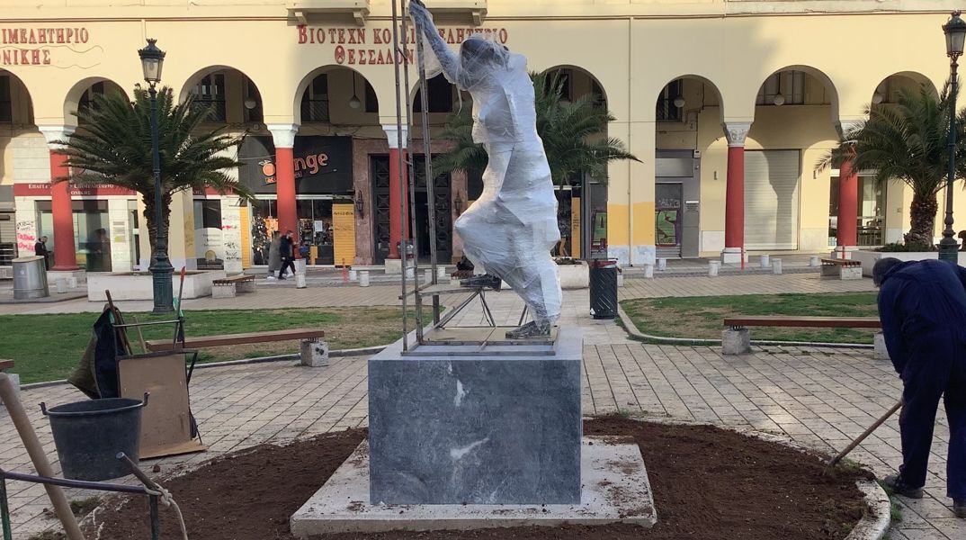 Πλατεία Αριστοτέλους: Γυναίκα σε λεωφορείο του Μανόλη Τζομπανάκη