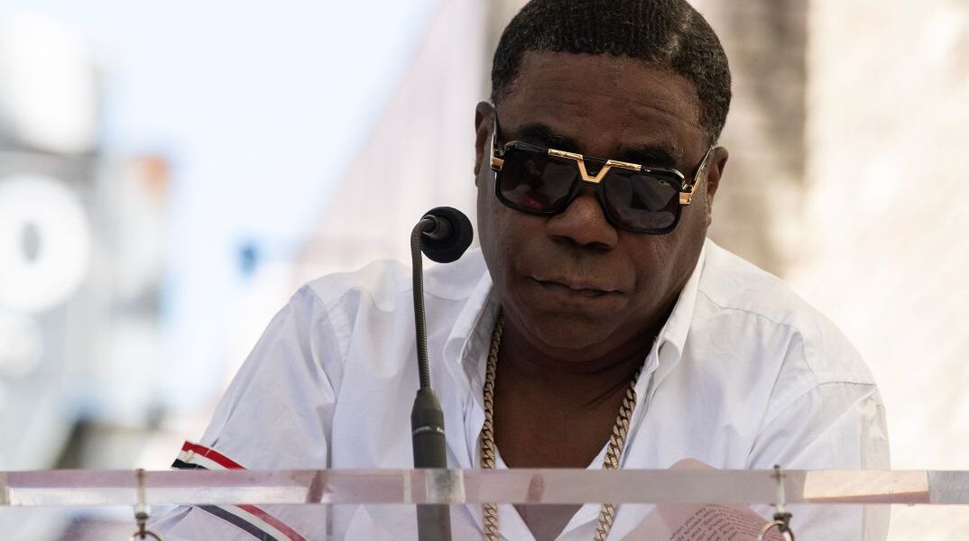 Τρέισι Μόργκαν: Ο κωμικός έκανε εμετό κατά τη διάρκεια αγώνα και μεταφέρθηκε με καροτσάκι