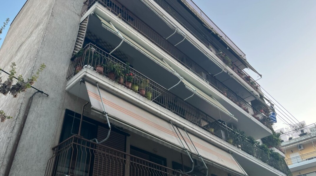 Λάρισα: Νεκρός 43χρονος μετά από πτώση από 4ο όροφο πολυκατοικίας 