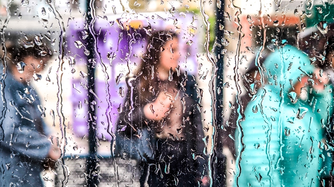 Καιρός σήμερα: Βροχές και καταιγίδες με υψηλές θερμοκρασίες μέχρι 26 βαθμούς Κελσίου