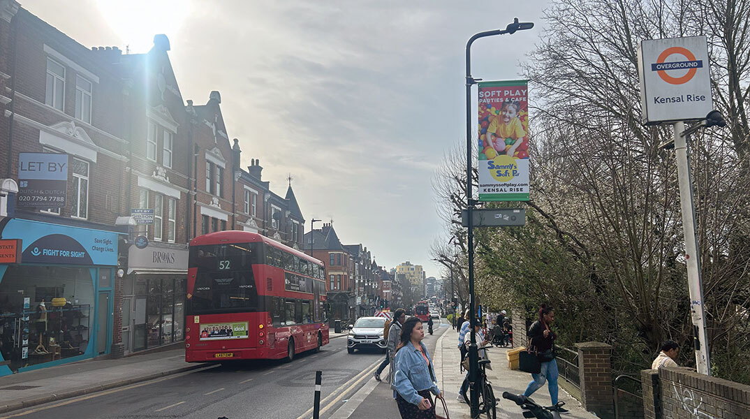 Έξω από τον σταθμό του Kensal Rise