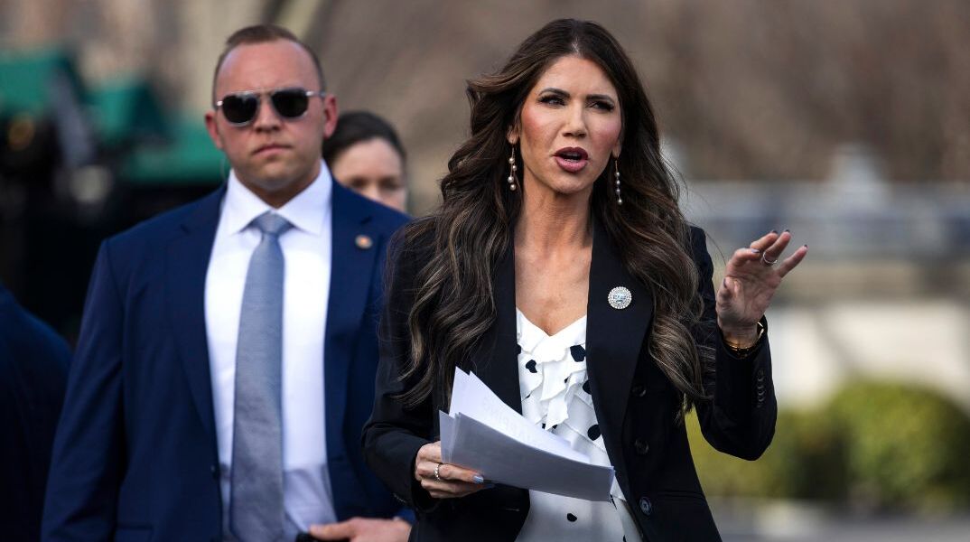 ΗΠΑ: Yπουργός πόζαρε μπροστά σε κρατούμενους από το Ελ Σαλβαδόρ με ρολόι αξίας 50 χιλιάδων δολαρίων