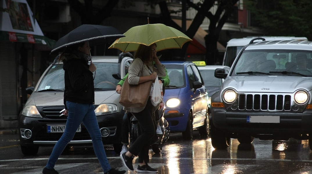 κοσμος, αυτοκινητα, βροχη