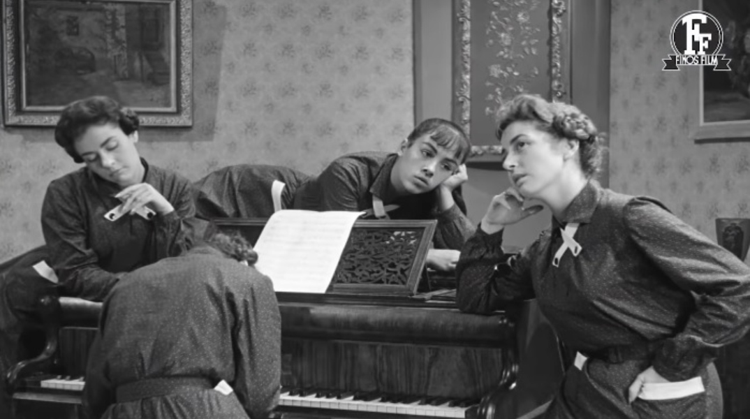 4 γυναικες γυρω απο ενα πιανο