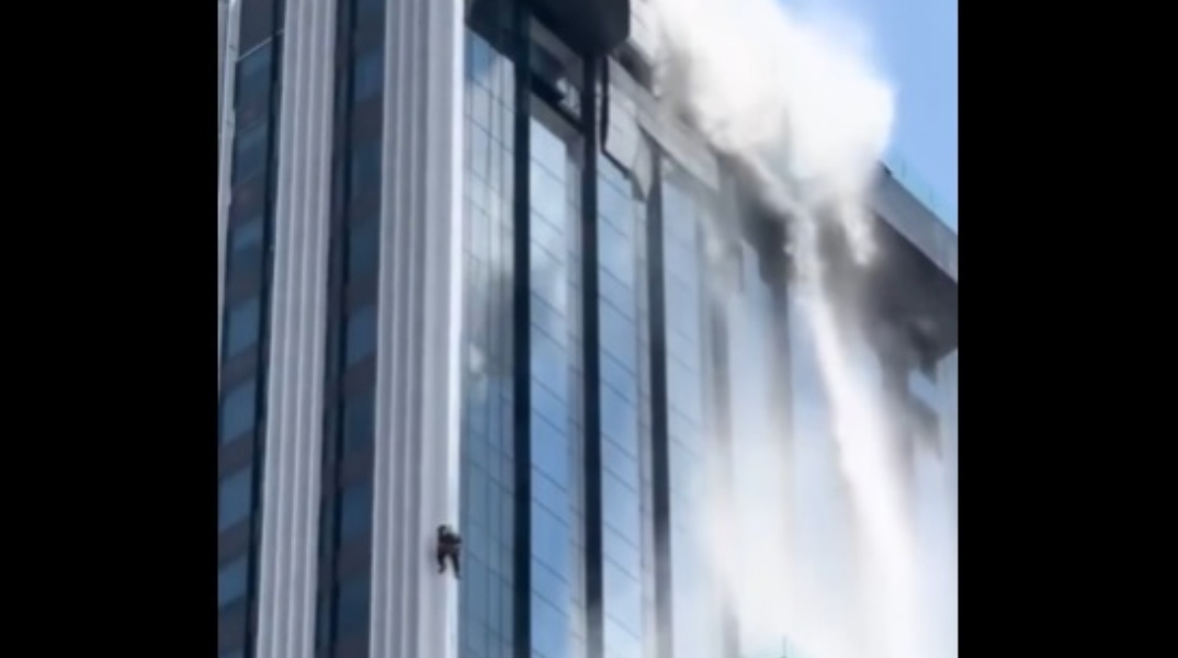 ανδρας κρεμεται απο ουρανοξυστη