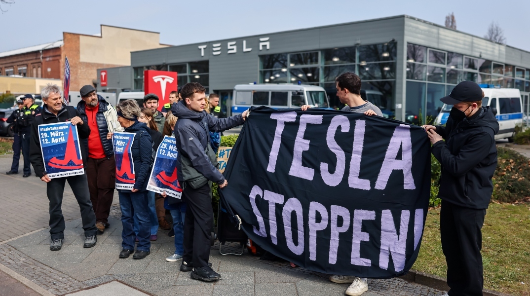 διαδηλωτες έξω από αντιπροσωπείες της Tesla