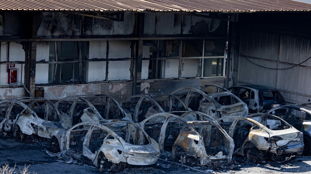κατεστραμμένα αυτοκινητα απο φωτια