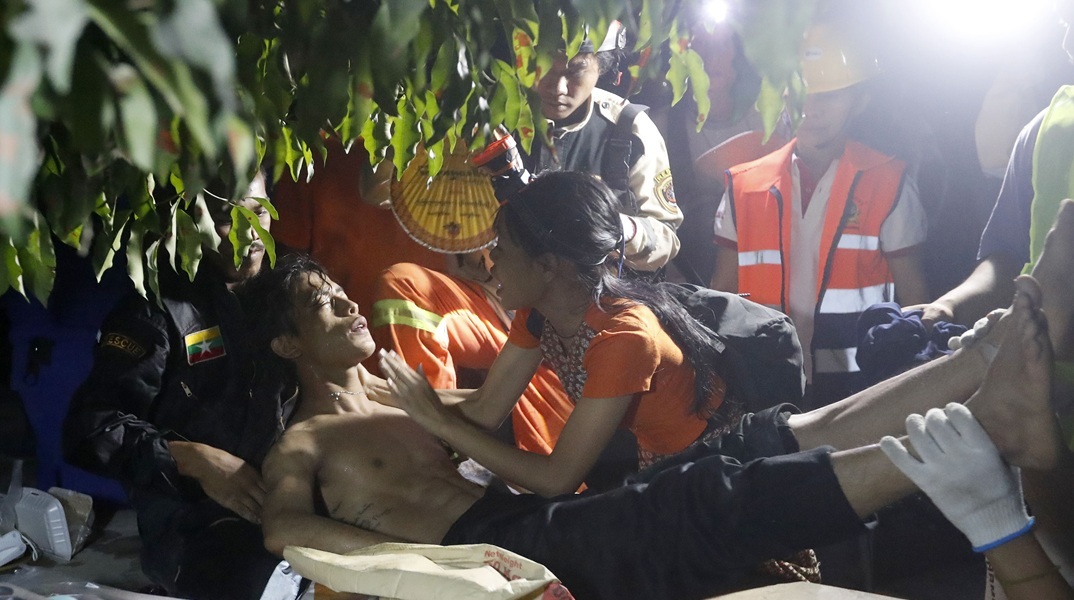 Μιανμάρ: Ο στρατός συνεχίζει τα αεροπορικά πλήγματα, ενώ η χώρα υποφέρει από τον φονικό σεισμό των 7,7 Ρίχτερ