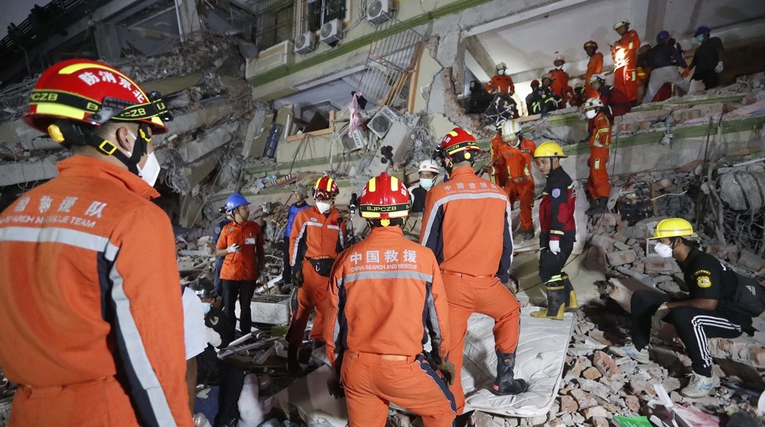 Μιανμάρ: Γυναίκα παγιδευμένη για σχεδόν 60 ώρες ανασύρθηκε ζωντανή από τα ερείπια