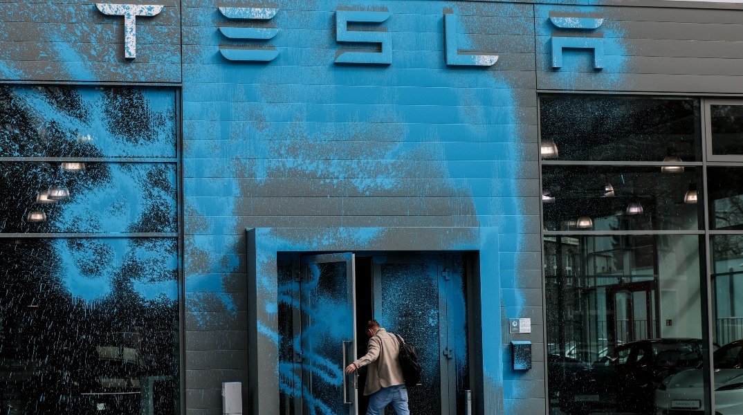 εισοδος αντιπροσωπείας Tesla μετά απο βανδαλισμό