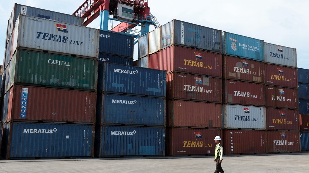 Κοντέινερ με εμπορεύματα στην Ινδονησία